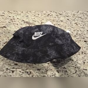 Nike Bucket Hat S/M NWT Black & White Unisex Hat